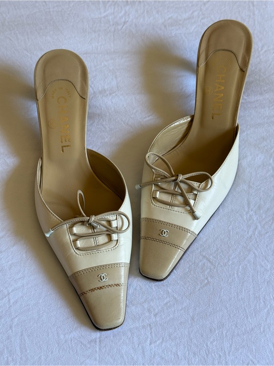 CHANEL Shoes - CHANEL Vintage Rare Cream and Beige Leather Pointed Mule with Bow and CC logo